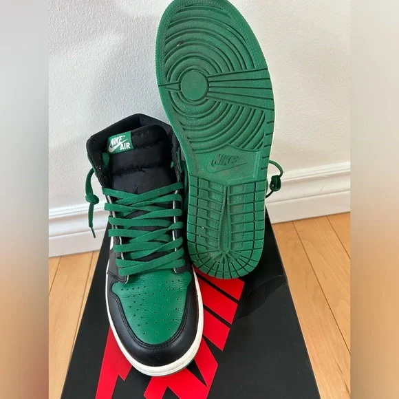 Men’s Air Jordan 1 Retro High OG size 10. Comes with original box. - Picture 2 of 6